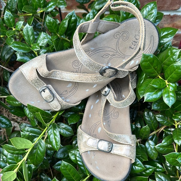 Taos Bea Gold Metallic Sandals with 3 Adjustable Straps•Size 7 - Picture 8 of 14